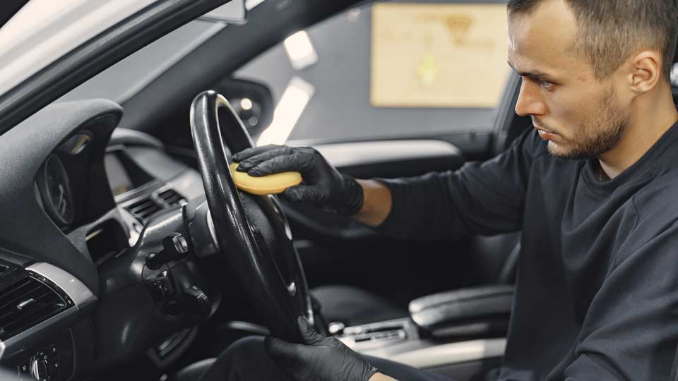 Unfallwagen ohne Aufbereitung verkaufen: Ungereinigter Fahrzeuginnenraum vor dem Verkauf.